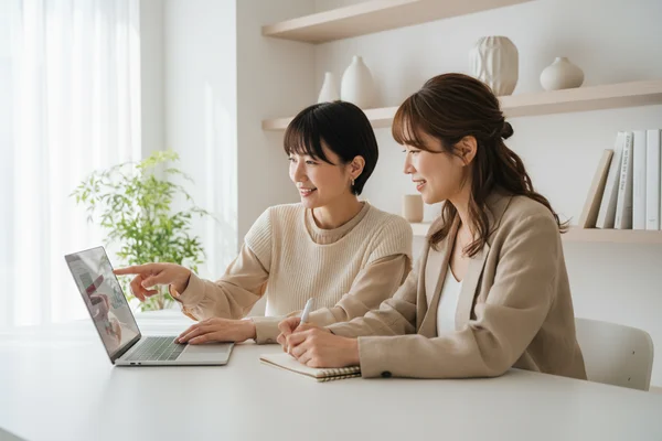 マーケティングチームの打ち合わせ